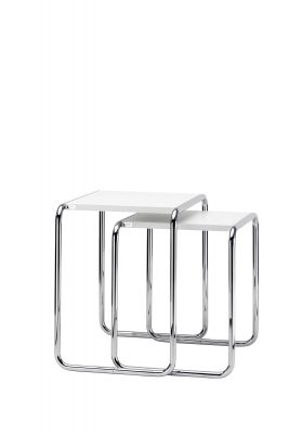 Set B 9 a+b Thonet Beistelltische: Zwei weiße Tische mit verchromtem Stahlrohrgestell, ineinander geschoben.